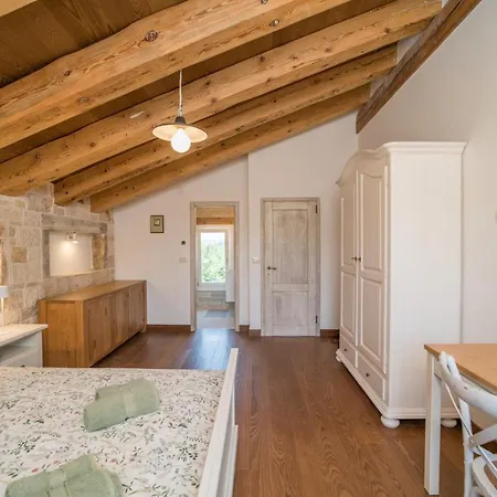 Krug With 3 Bedroom And A Pool Immersed In Nature Near Buje Villa