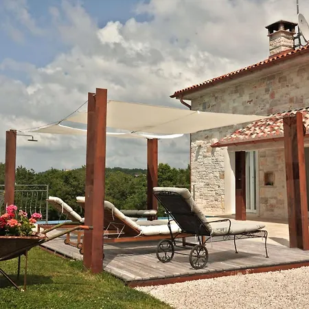 Krug With 3 Bedroom And A Pool Immersed In Nature Near Buje Villa